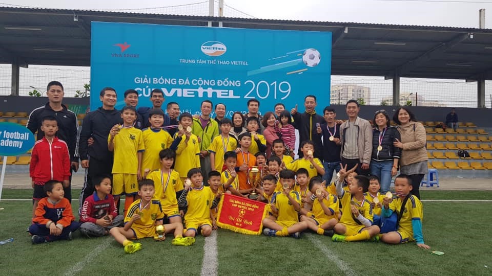 Cựu tuyển thủ như thành và star football academy nhận quà đầu năm